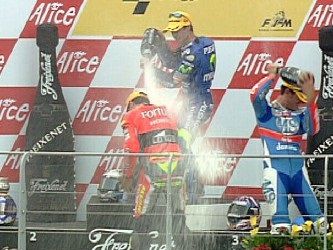 Pedrosa, bañado con un novato Lorenzo y De Angelis