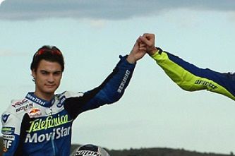 Los tres campeones de 2004, posando: Pedrosa, Rossi y Dovizioso