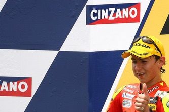 Dovizioso, primera victoria junto a Lorenzo y De Angelis en el podio