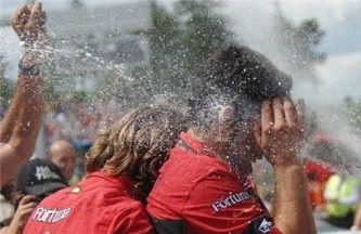 Lorenzo celebra con su equipo la victoria en Brno