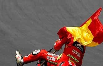 Lorenzo ondea la bandera española tras ganar en Sepang