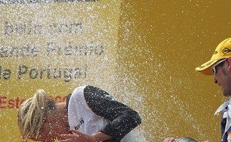 Bautista, feliz en el podio junto a Doviziosos