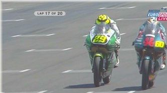 Iannone pasó a Simón a falta de tres vueltas para ganar en solitario