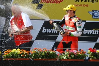 Espargaró, celebrando su segundo triunfo en tres carreras