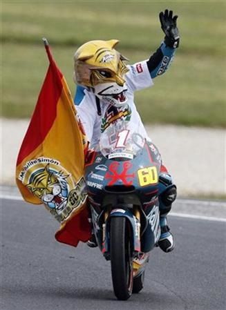 Simón, campeón a lo grande ganando la carrera