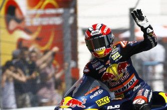 Márquez saluda tras la tercera seguida, en Assen