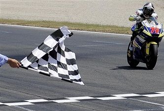 Takahashi aprovechó el error de Iannone para ganar en Montmeló