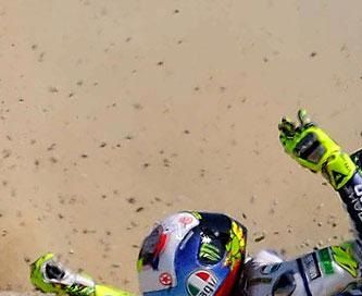 La imagen del gran premio: Rossi, fractura de tibia y peroné
