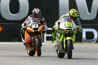 Márquez ganó a Iannone en un bonito duelo en Assen