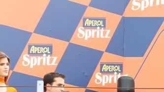 Rins ganó a Viñales y su compañero Álex Márquez