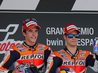 Pedrosa, noveno ganador en nueve carreras de las tres categorías, con Márquez y Lorenzo en el podio