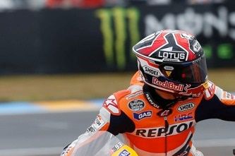 Márquez, tercero, felicita a Pedrosa tras su victoria