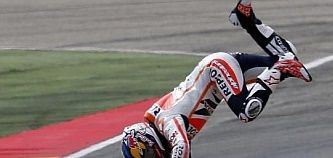 Momento de la caída de Pedrosa tras tocarse con Márquez