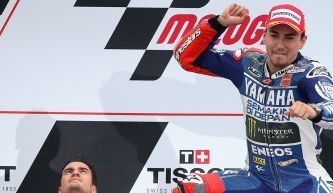 Lorenzo, de lleno en la pelea por el mundial tras ganra y abandonar Márquez