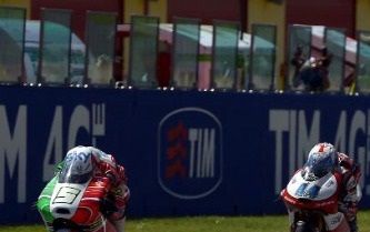 Fenati ganó por 10 milésimas a Viñales y Rins