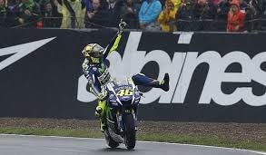 Rossi barrió a todos en la lluvia de Silverstone