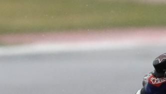 Fenati apabulló a todos en agua en Misano