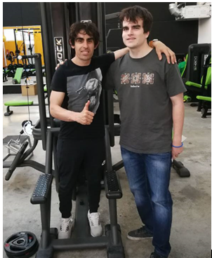 Julián Simón, en el gimnasio de Villacañas, su pueblo, en Toledo, con un servidor