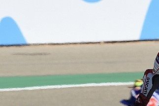 Lorenzo tuvo un incidente que lo dejó KO en la primera curva
