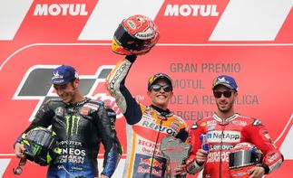 Márquez arrasó con Rossi y Dovi en el podio
