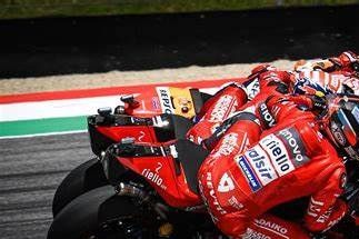 Batalla al liímte entre Petrucci, Márquez y Dovi en Italia