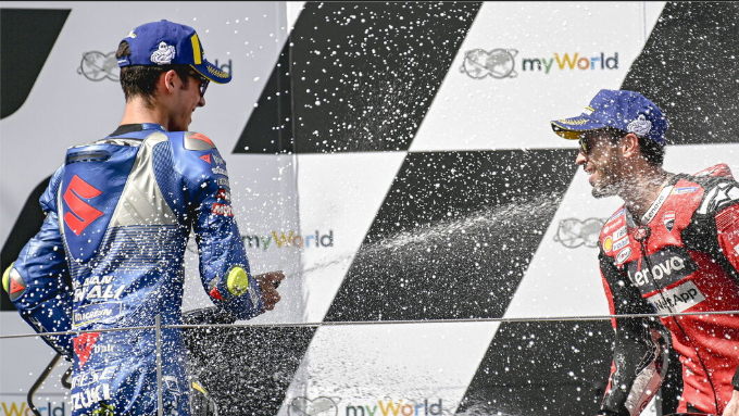 Dovizios volvió a ganar, 1 año después, de nuevo en Austria. Mir fue 2º y se estrenó en el podio de MotoGP