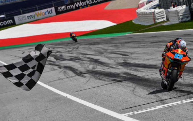 Martín lideró en solitario toda la carrera, también la segunda, para ganar en Austria