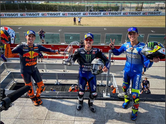 Viñales aprovechó la caída de Bagnaia para ganar, con Mir y Pol junto a él en el podio