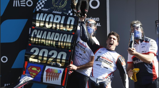 Con mucho sufrimiento todo el año, pero al final Arenas se convirtió en campeón del mundo de Moto3