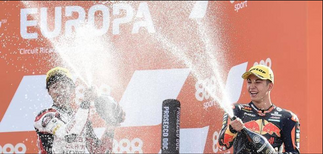 Raúl Fernández al fin ganaba en Moto3. Arenas abandonaba y Ogura le apretaba al terminar 3º