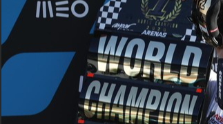 Con mucho sufrimiento todo el año, pero al final Arenas se convirtió en campeón del mundo de Moto3