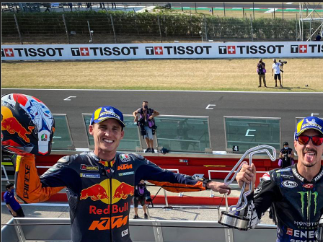 Viñales aprovechó la caída de Bagnaia para ganar, con Mir y Pol junto a él en el podio