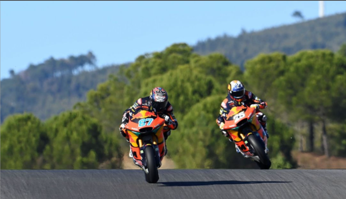 Gardner ganó por delante de su Raúl Fernández y le bastan apenas 3 puntos para ser campeón de Moto2