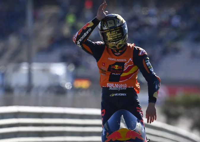 Sexta victoria del año del rookie Acosta que le valió para proclamarse campeón del mundo de Moto3