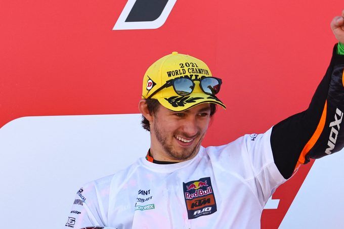 Remy Gardner aguantó la presión, acabó 10º y ya es campeón como su padre Wayne